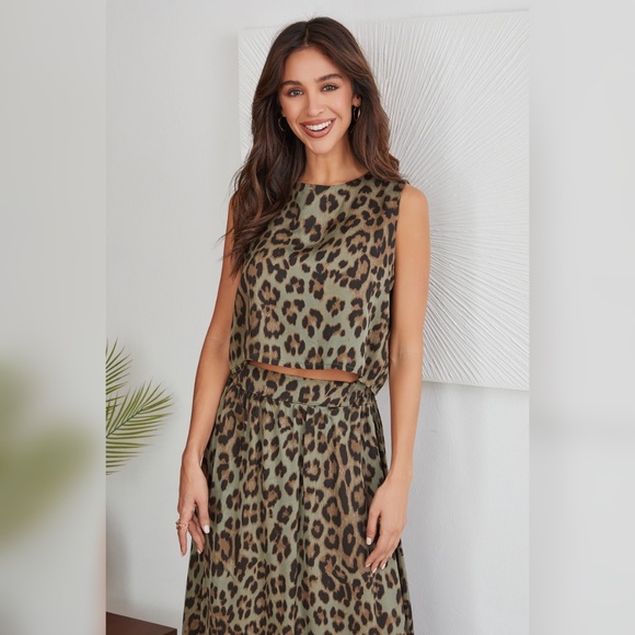 (83866-CHEE-ARM) CHEETAH PRINT KEYHOLE BACK TANK TOP - Picture 1 of 4
